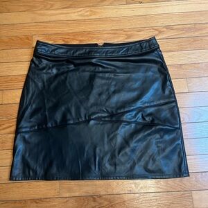 Black leather plus skirt
Karl Lagerfeld